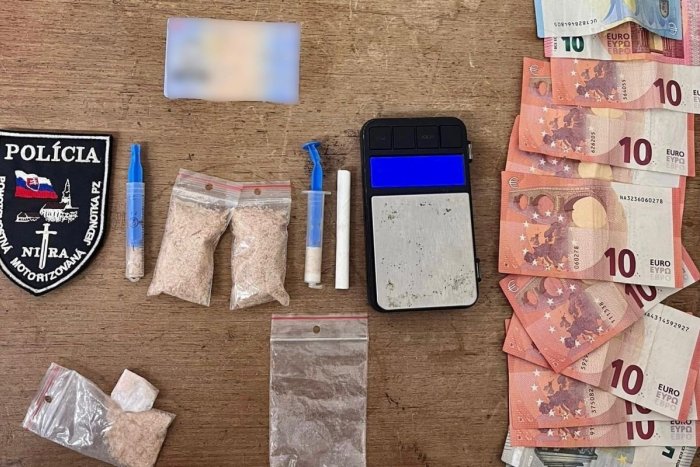 Ilustračný obrázok k článku Muž sa snažil policajtom ukryť za zaparkovaným autom: Mal pri sebe drogy