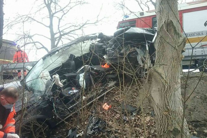 Ilustračný obrázok k článku Na ceste vyhasol ďalší život. Vodič neprežil náraz do stromu
