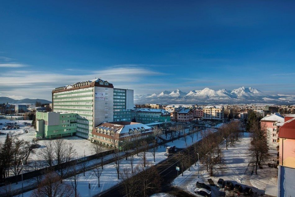 Ilustračný obrázok k článku Na ktorých oddeleniach po novom platia zákazy návštev? Popradská nemocnica hlási AKTUALITU