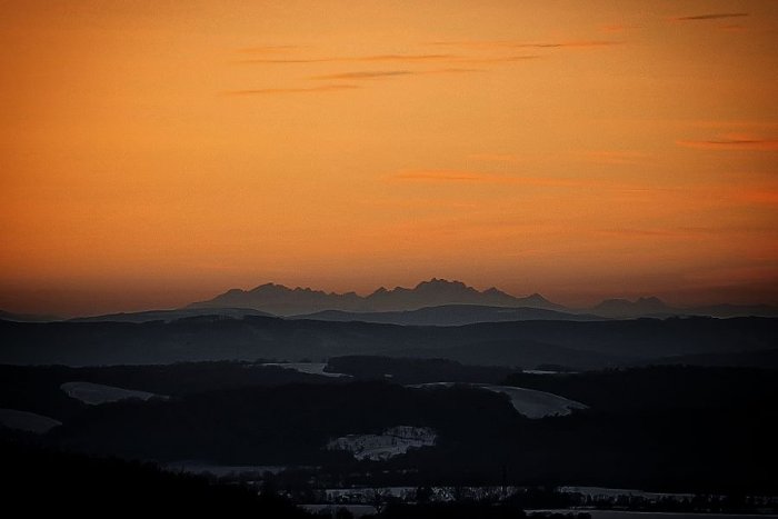 Ilustračný obrázok k článku Keď Patrik zbadal ten výhľad, vytiahol mobil a fotil: Tatry zo 150 km vzdialenosti, FOTO