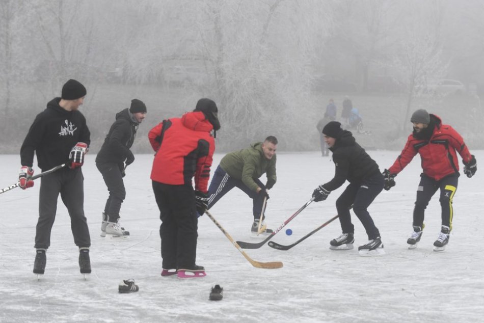 Ilustračný obrázok k článku OBRAZOM: Košičania vytiahli korčule a hokejky. Jazero a Mlynský náhon sú rajom bez obmedzení