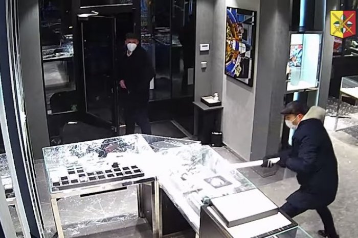 Ilustračný obrázok k článku Miliónová LÚPEŽ v centre mesta: Prepad ozbrojených lupičov ako z akčného filmu! VIDEO