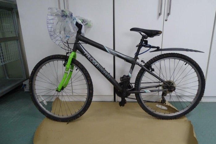 Bicykel, ktorý pri úteku nechal muž ležať pri kanáli.