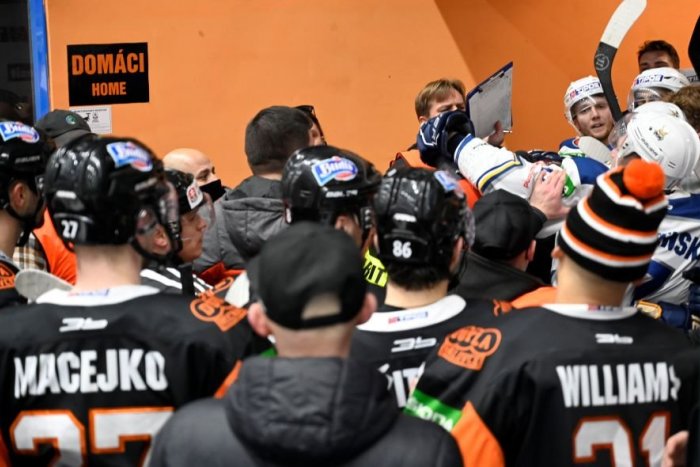 Ilustračný obrázok k článku Bitka po zápase: Spišiaci posunuli konflikt z Michaloviec právnikovi, čo bude nasledovať?