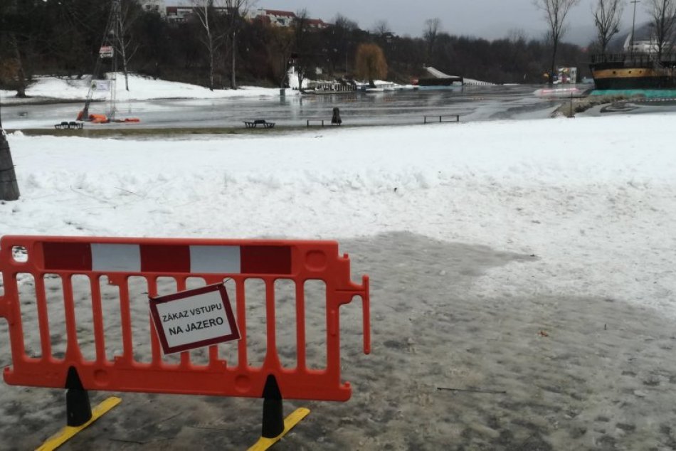 Ilustračný obrázok k článku Chystáte sa na bystrické kúpalisko? Korčule si brať nemusíte, ľad uzavreli, FOTO