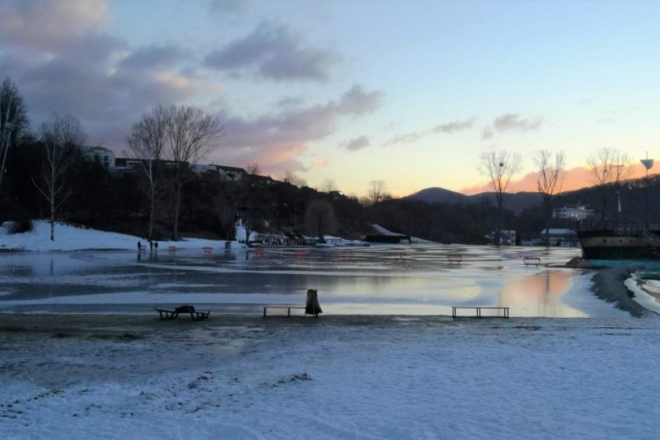 Ilustračný obrázok k článku Podmienky na bystrickom kúpalisku sú parádne: Dôvod na radosť majú aj korčuliari, FOTO