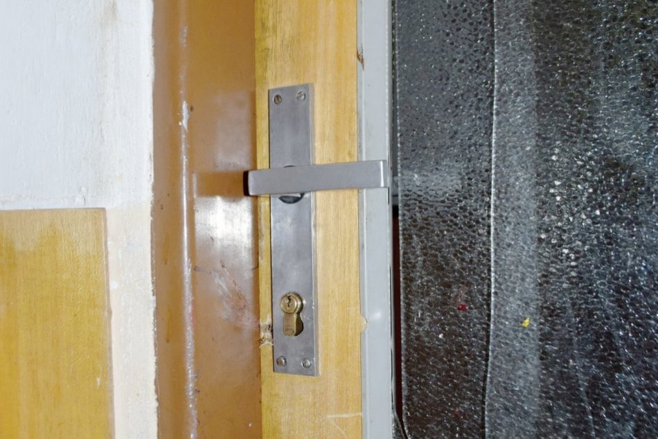 Ilustračný obrázok k článku „Otvor, zabijem ťa,“ kričal útočník s kladivom v ruke: Muž zo strachu vyskočil z balkóna