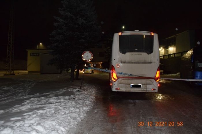 Ilustračný obrázok k článku Policajti hľadajú svedkov nehody, pri ktorej autobus zrazil chodca v Štrbe