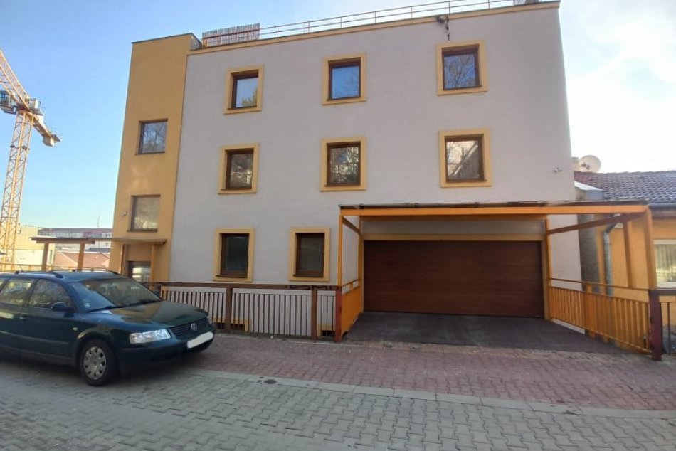 Ilustračný obrázok k článku Zbúrajú čiernu stavbu pod hradom? Mesto na to potrebuje aspoň 150-tisíc eur