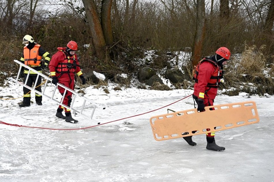 Ilustračný obrázok k článku Hrôza čo i len pomyslieť: Pod skupinou detí na Domaši praskol ľad!