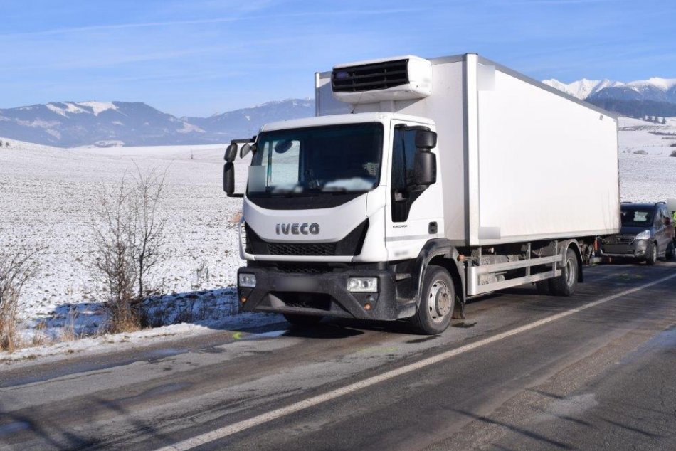 Ilustračný obrázok k článku Vodička na Liptove sa zrazila s nákladiakom: Skončila bez vodičáku a s vážnym obvinením