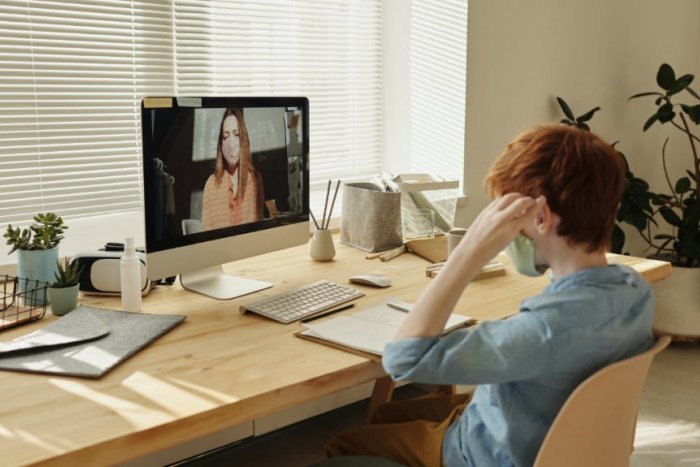 Ilustračný obrázok k článku Rodičia nenakazených detí ZÚRIA, že sa ich deti učia z domu: KTO zatvára triedy a školy?