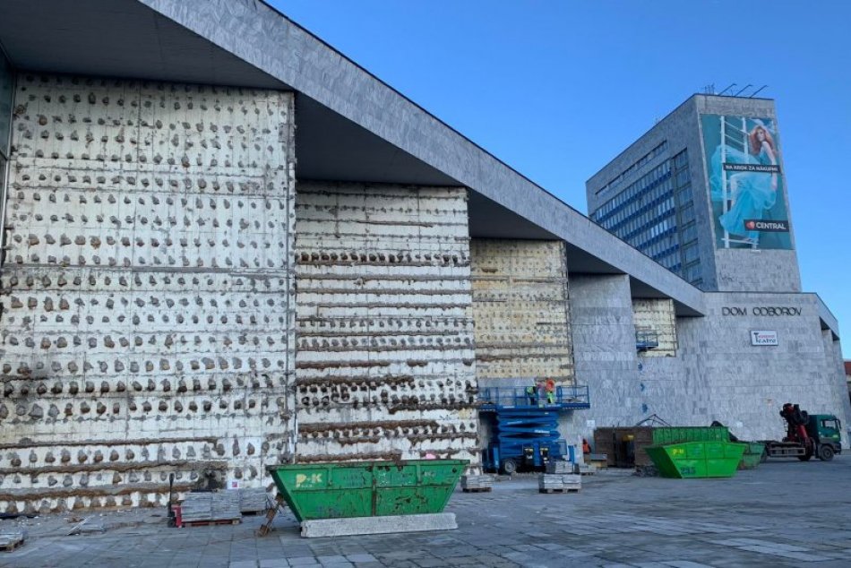 Ilustračný obrázok k článku FOTOGALÉRIA: Istropolis sa stráca pred očami. Mramorový obklad bude čoskoro PREČ!