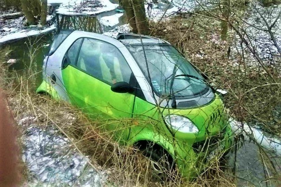 Ilustračný obrázok k článku MINI auto v potoku: Vodička skončila po nehode v rukách záchranárov, FOTO