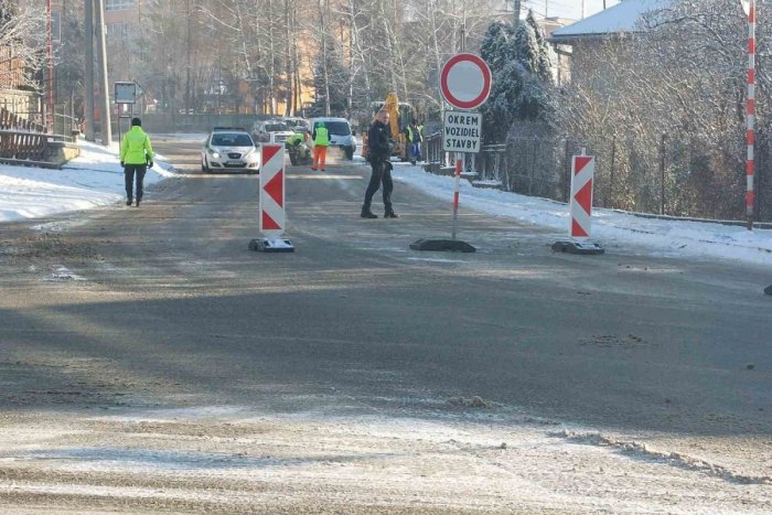 Ilustračný obrázok k článku Prepadnutá vozovka na Mlynskej ulici: TADIAĽTO vedie obchádzka