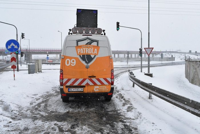 Ilustračný obrázok k článku Pri pomoci na diaľnici sa nezastavili: Najviac dostala zabrať posádka z Považskej