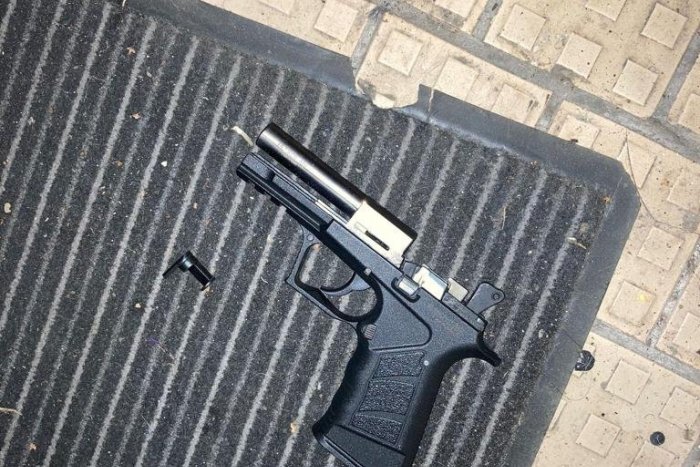 Ilustračný obrázok k článku Muž v Bratislave zaútočil ZBRAŇOU na tínedžera. Krvácajúci chlapec dobehol na políciu