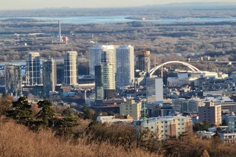 Ilustračný obrázok k článku Zlá SMOGOVÁ situácia v Bratislave: Obmedzte vetranie a prechádzky, ohrození sú TÍTO ľudia