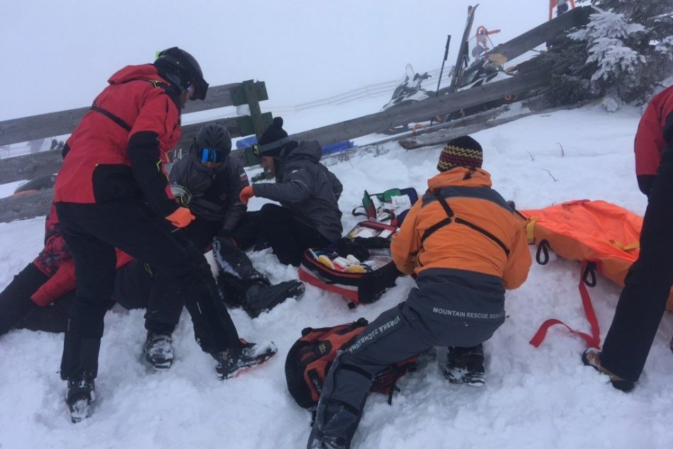 Ilustračný obrázok k článku Hrozivý úraz lyžiara v Nízkych Tatrách: Kus dreva mu zostal hlboko v stehne, FOTO