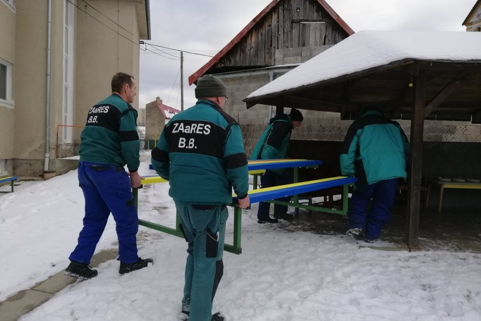 Ilustračný obrázok k článku V Bystrici pribúdajú farebné lavičky: Potešia tých najmenších, FOTO