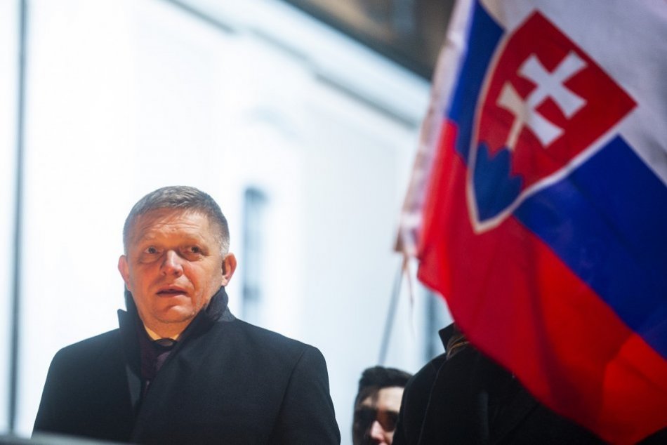 Ilustračný obrázok k článku Fico kritizuje vládu, že posielaním zbraní na Ukrajinu prispieva k ďalšiemu napätiu