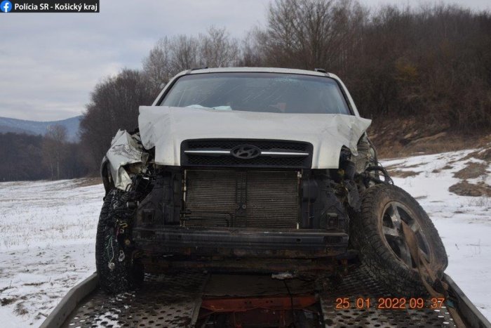 Ilustračný obrázok k článku Auto skončilo po nehode v strome. Spolujazdec sa ťažko zranil, vodič utiekol