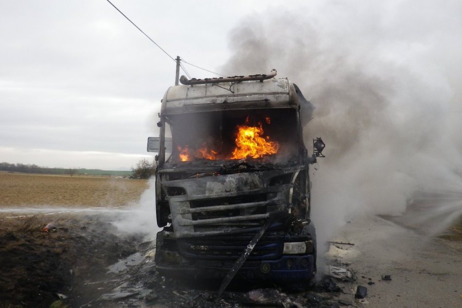 Ilustračný obrázok k článku Kamión ZHOREL do tla: Cestu v oboch smeroch museli uzavrieť, FOTO