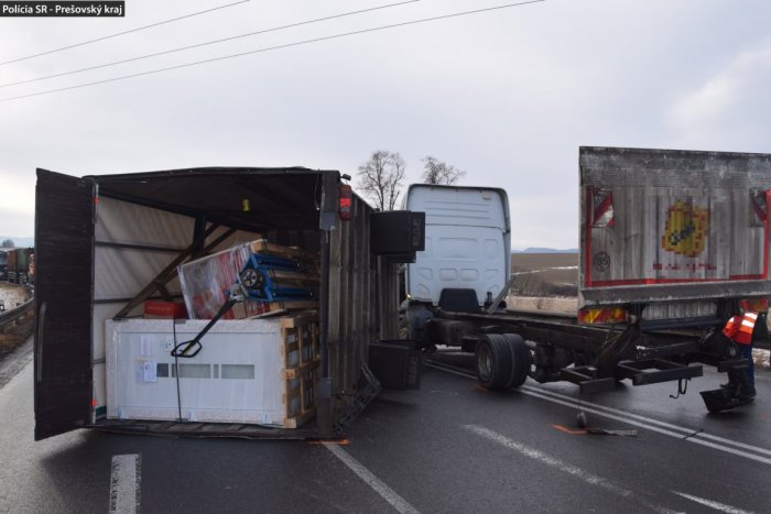 Ilustračný obrázok k článku Tomu sa povie šťastie: Odtrhnutá korba z nákladiaku a nikomu sa nič nestalo, FOTO
