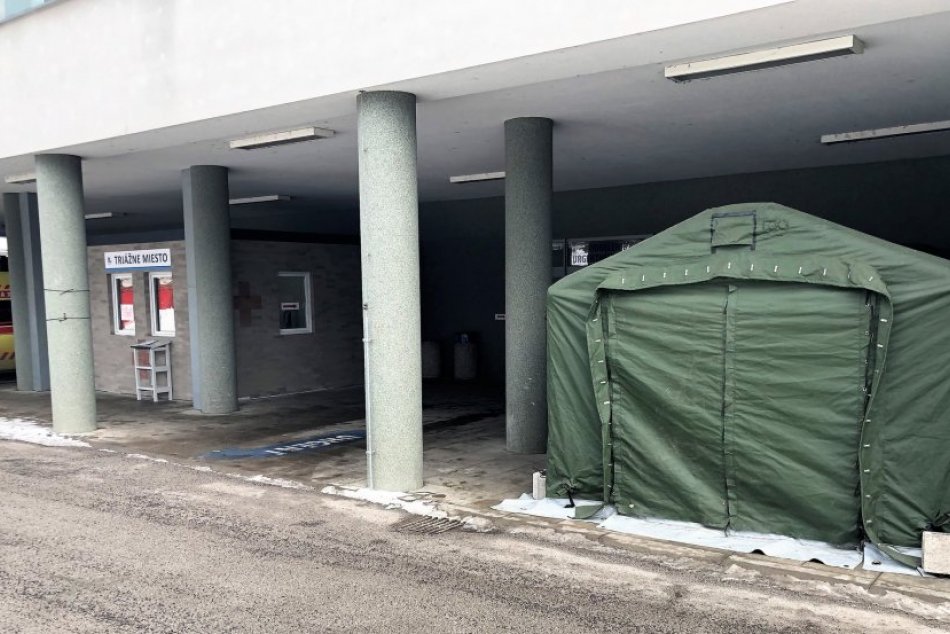 Ilustračný obrázok k článku Bystrická nemocnica sa pripravuje na OMIKRON: Pred urgentom už stojí triážny stan, FOTO