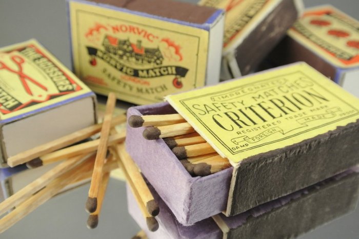 Ilustračný obrázok k článku Neobyčajný príbeh obyčajných zápaliek: Čo ich spája s bájnym kameňom mudrcov?