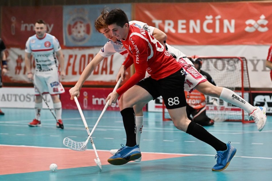Ilustračný obrázok k článku Trenčianske derby vo florbalovej extralige: 1. FBC si poistil post lídra, FOTO