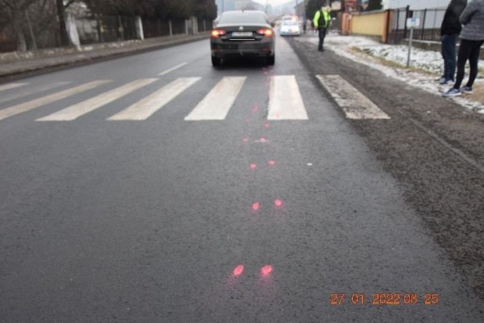 Ilustračný obrázok k článku Vo Fiľakove došlo k nehode: Auto malo zraziť mladé dievča priamo na priechode