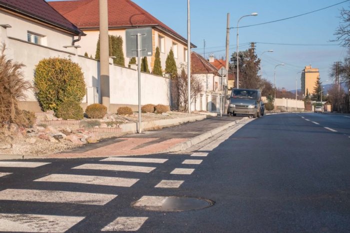 Ilustračný obrázok k článku Rozbitá cesta je minulosťou: Mesto dokončilo ďalšiu etapu opravy Hanulovej