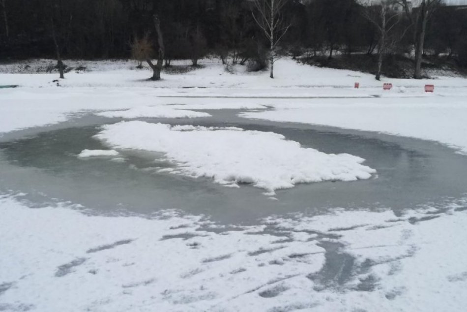 Ilustračný obrázok k článku FOTO z bystrického kúpaliska hovorí za všetko: Ľadovú plochu do odvolania UZATVORILI