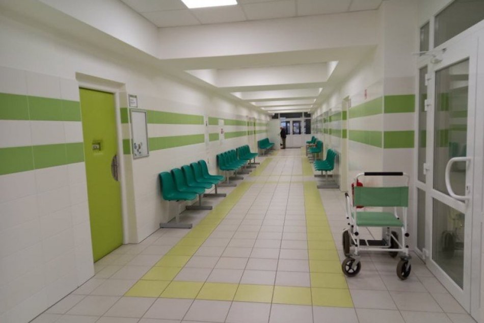 Ilustračný obrázok k článku Rekonštrukcia budovy polikliniky: Pribudne nová fasáda aj parkovacie miesta, FOTO