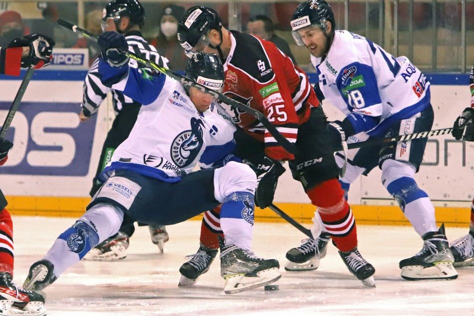 Ilustračný obrázok k článku Hokejisti potešili fanúšikov: Poprad nadelil Bystrici 4-ku, Skokan sa zaskvel hetrikom