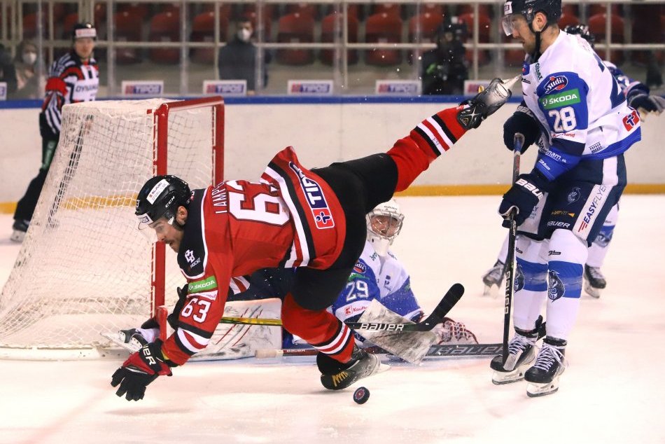 Ilustračný obrázok k článku Hra plná nervozity a šarvátok: Kanaďan hrdinom zápasu Popradu a Banskej Bystrice