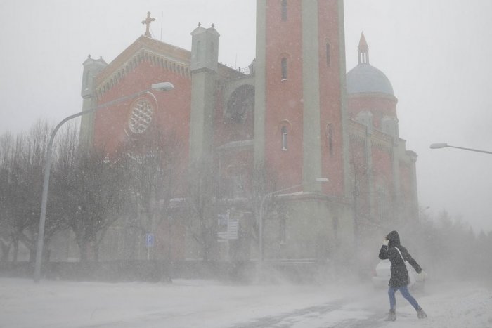 Ilustračný obrázok k článku Silný vietor udrel aj na východe: ŽIVEL strhol strechu predajne v centre mesta! FOTO