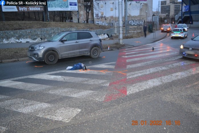 Ilustračný obrázok k článku Na priechode zrazila chodca. Mladík skončil s ťažkými zraneniami