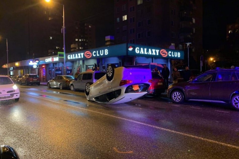 Ilustračný obrázok k článku V Devínskej Novej Vsi sa auto prevrátilo na strechu: Polícia úsek uzavrela, FOTO