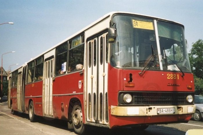 Ilustračný obrázok k článku Oprášte spomienky na legendu: Chátrajúcemu autobusu "Harmonike" vrátia život