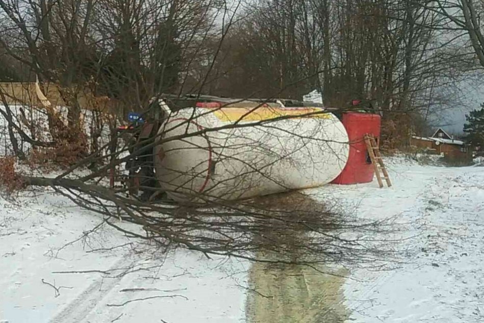 Ilustračný obrázok k článku Nehody, vietor, sneh i požiare: Hasiči v Trenčianskom kraji sa nezastavili, FOTO
