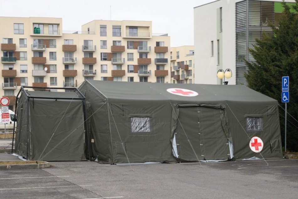 Ilustračný obrázok k článku Nemocnica sa pripravuje na omikron: Pri vstupe opäť stojí triážny stan