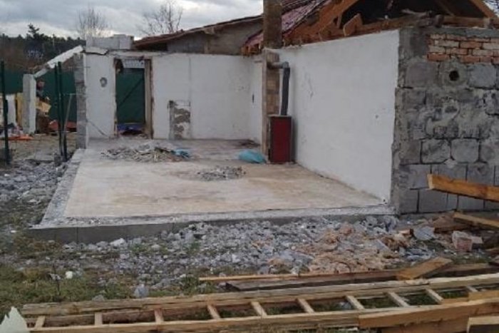 Ilustračný obrázok k článku Sulík zverejnil FOTKU búrania chatrče: To by urobil Mazurek s Kotlebom!, zúri Nicholsonová