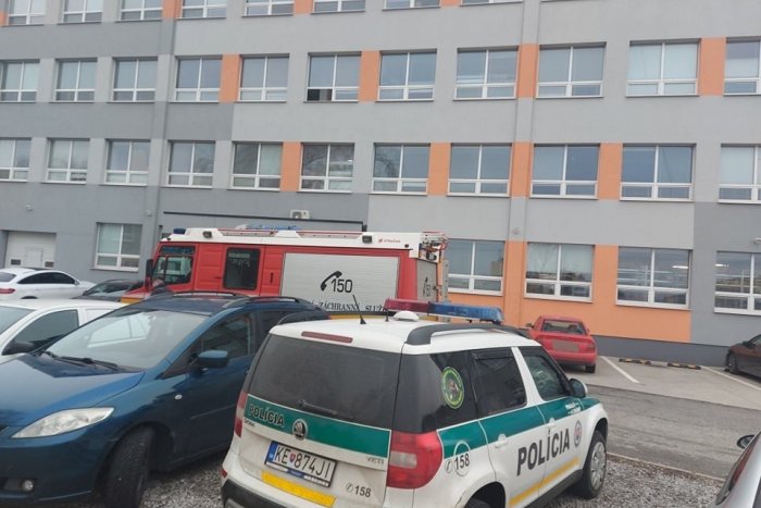 Ilustračný obrázok k článku Mladík nahlásil bombu v ubytovni. Evakuovali z nej desiatky ľudí