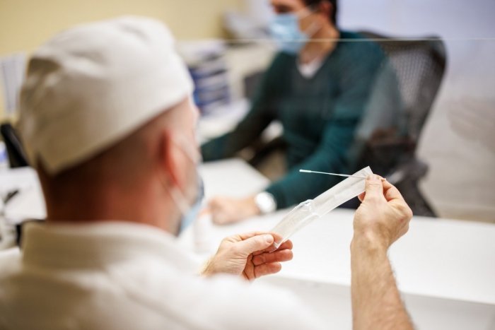 Ilustračný obrázok k článku Koronavírus v Trenčianskom kraji je na ÚSTUPE: Výrazný pokles pozitívnych