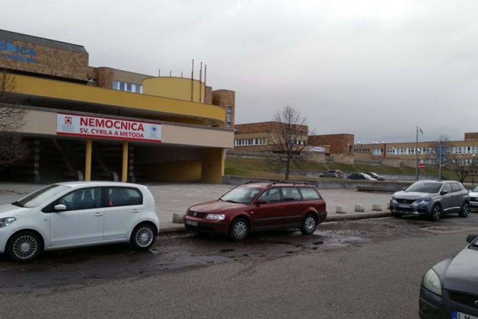Ilustračný obrázok k článku Bezplatné parkovanie pri NEMOCNICI sa nekonalo. Zdravotníci denne dostávajú POKUTY
