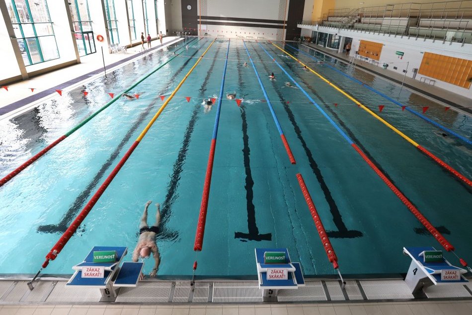 Ilustračný obrázok k článku Bystrická plaváreň aktuálne KAPACITNE nestíha: ROZPIS, kedy si tam nezaplávate