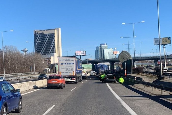 Ilustračný obrázok k článku Čo tam hľadal? Nákladné auto zrazilo CHODCA na diaľnici! Má vážne zranenia