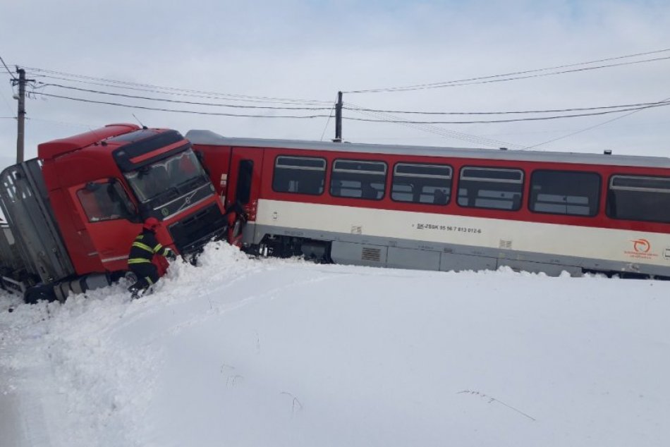 Ilustračný obrázok k článku To musela byť rana: Na Orave za zrazil kamión s vlakom, kamionista je zranený